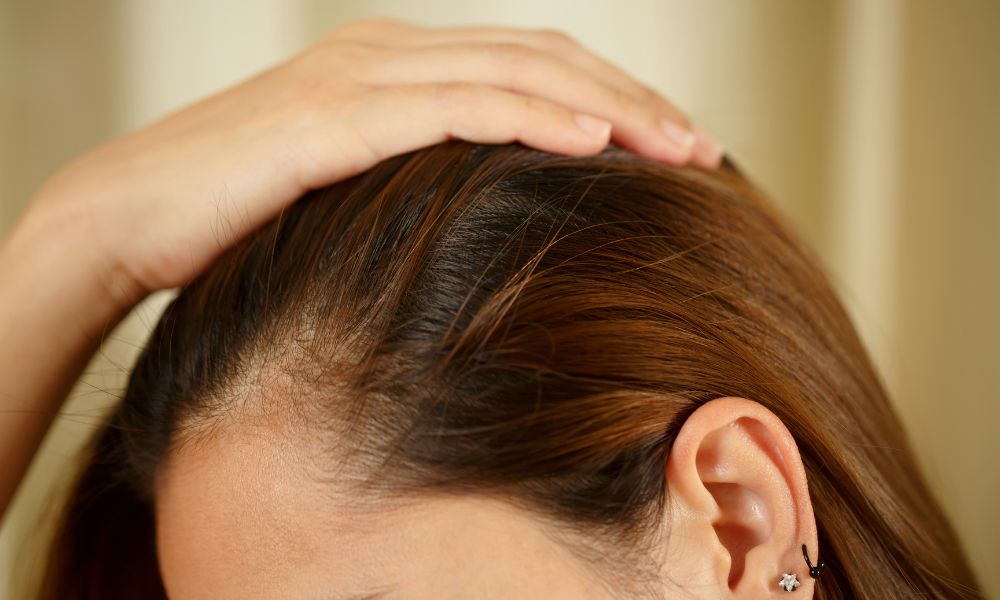 Gội đầu đúng cách giúp trị tóc bết hiệu quả