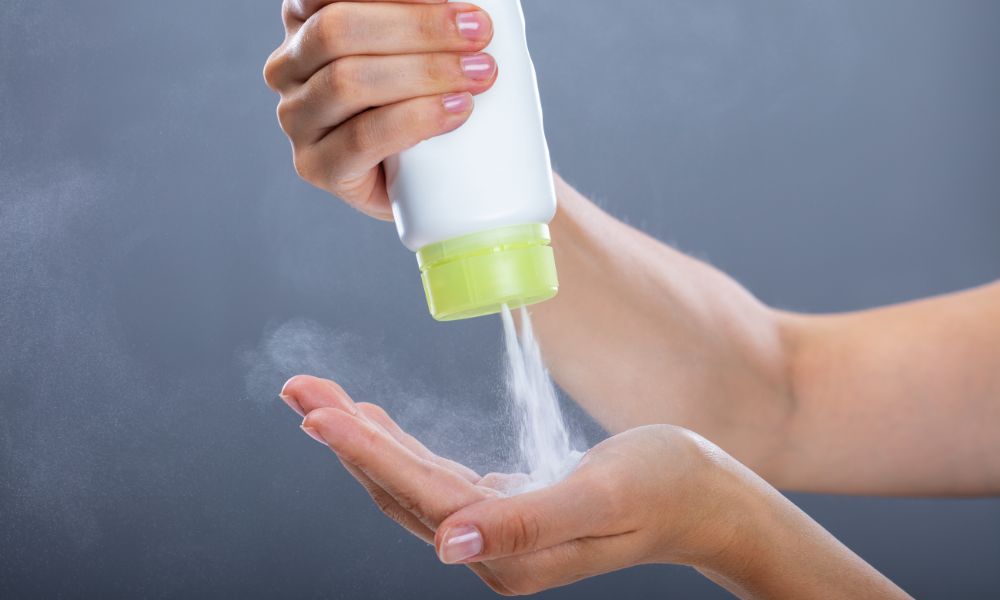 Cách làm tóc hết bết cấp tốc bằng phấn rôm