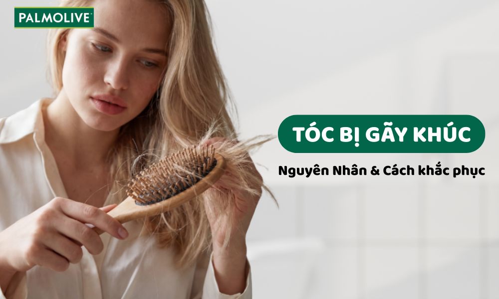 Hình ảnh một người phụ nữ tóc vàng đang nhìn xuống chiếc lược gỗ mà cô đang cầm trên tay.