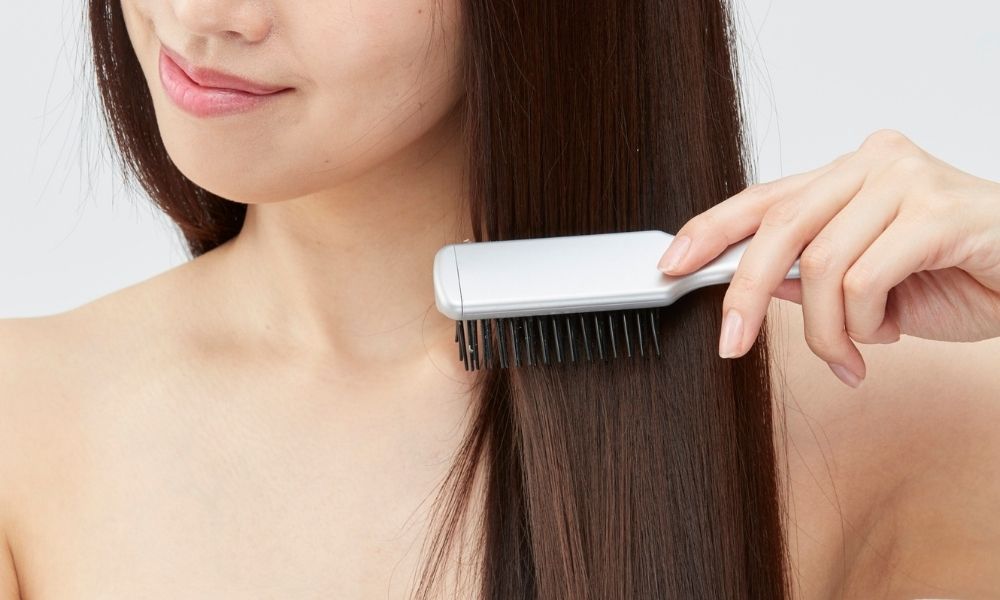 Chải nhẹ nhàng tránh làm gãy rụng phần tóc mới duỗi