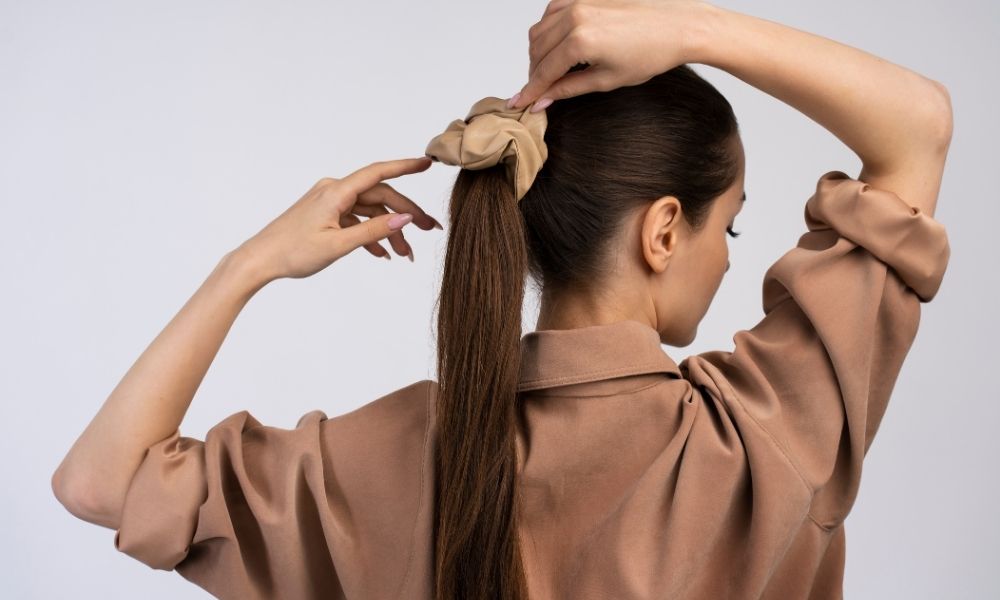 Dùng dây buộc tóc mềm để tránh làm gãy hoặc cong tóc duỗi