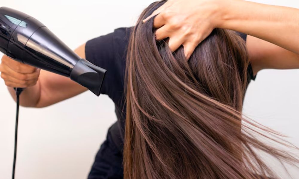 Cách sấy tóc phồng khi cúi đầu