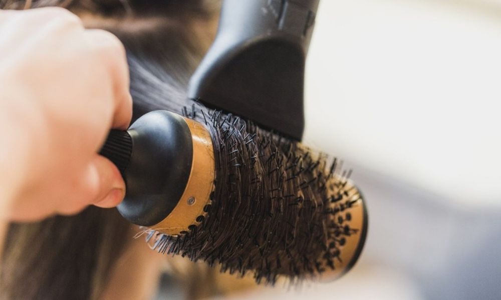 Cách sấy tóc đuôi cụp