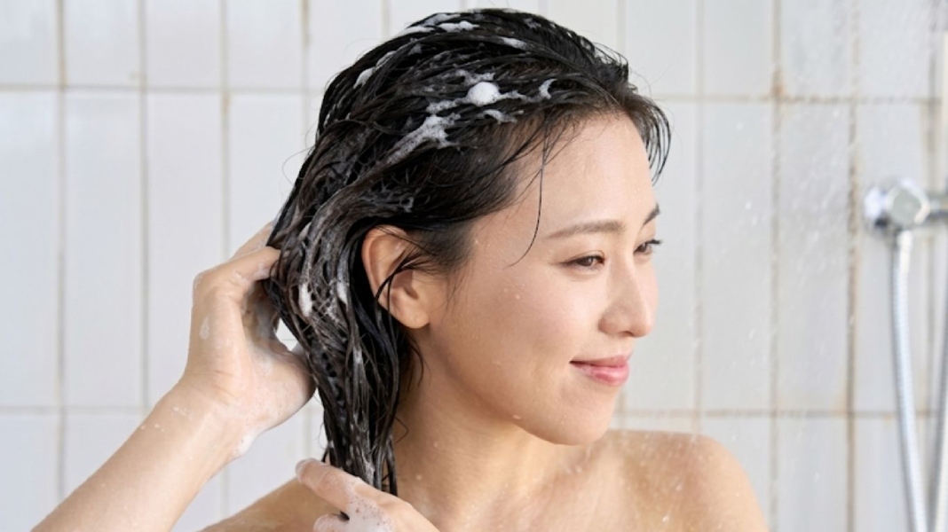 Nên gội đầu nước lạnh sau khi uốn tóc