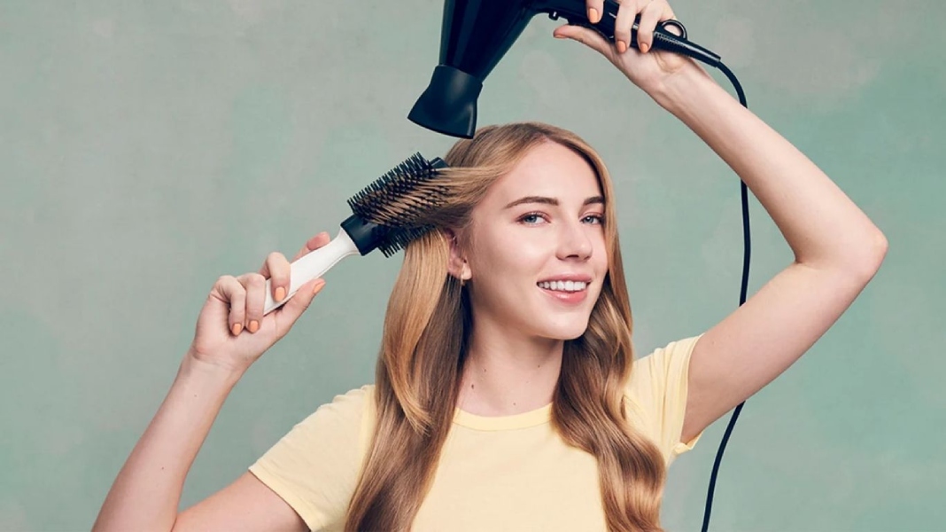 Chăm sóc tóc uốn bằng cách sấy tóc đúng cách 