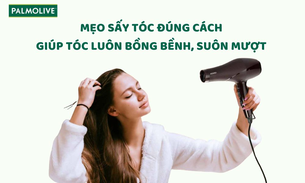 Cô gái mặc áo choàng tắm trắng đang sấy tóc đúng cách bằng máy sấy tóc màu đen. Phía trên có logo Palmolive và dòng chữ "Mẹo sấy tóc đúng cách giúp tóc luôn bồng bềnh, suôn mượt".