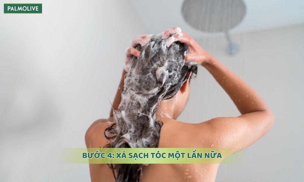 Gội đầu lần hai với nước sạch và dầu gội dịu nhẹ để rửa trôi thuốc nhuộm