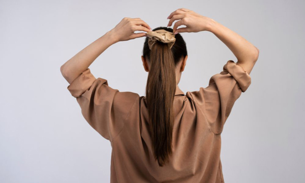 Buộc tóc quá chặt khiến da đầu bí bách, dễ sinh dầu