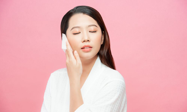 Dùng giấy thấm dầu thấm trên tóc trước khi gội