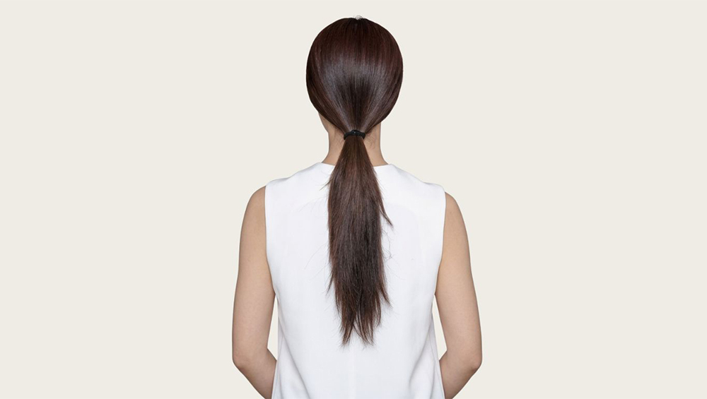 Cột tóc ra sau gáy khi còn hơi ẩm là cách đơn giản giúp định hình và giữ tóc vào nếp suôn mượt.