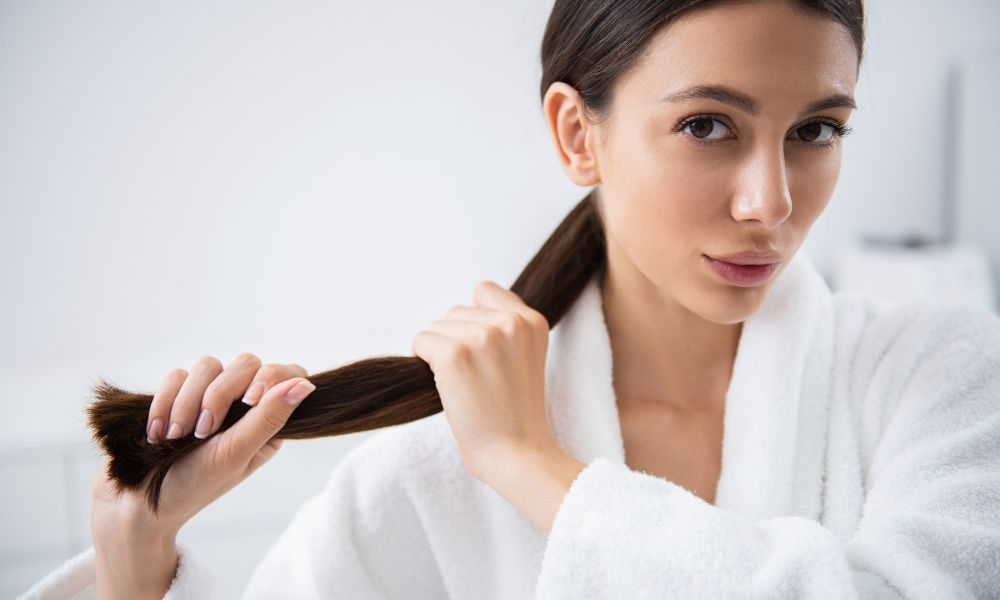 Cột tóc cố định sau khi gội giúp định hình sợi tóc theo chiều thẳng