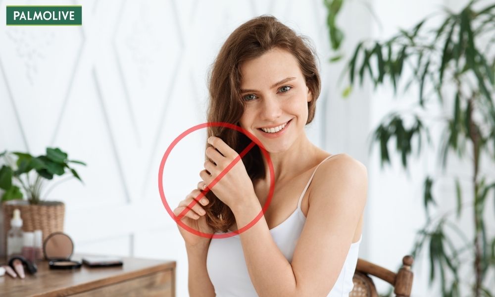 Nên hạn chế chạm tay vào tóc nhiều lần để giữ cho mái tóc sạch lâu