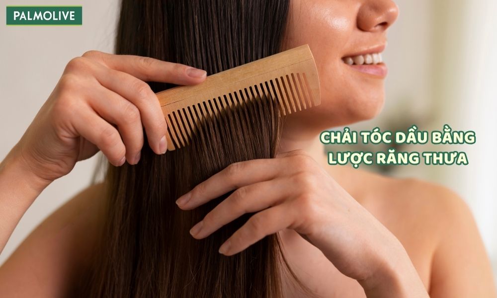 Chải tóc thường xuyên giúp phân bổ lượng dầu trên tóc đều hơn