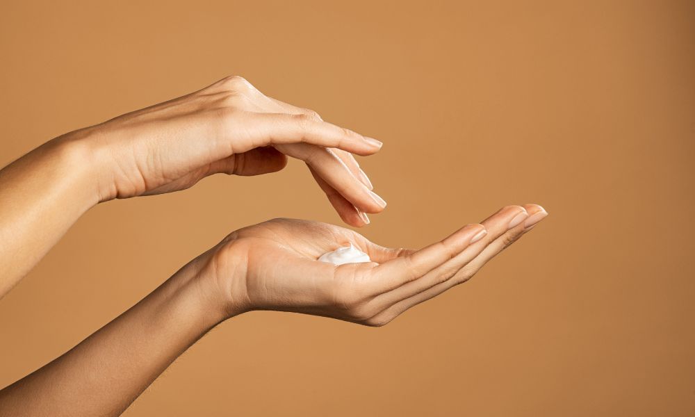 Test trước nguyên liệu giúp tránh kích ứng da đầu khi hấp tóc tại nhà