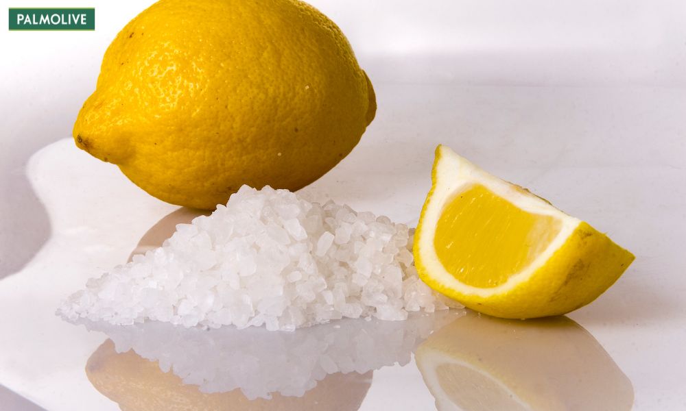 Gội đầu bằng muối và chanh giúp tóc sạch gàu và bóng mượt