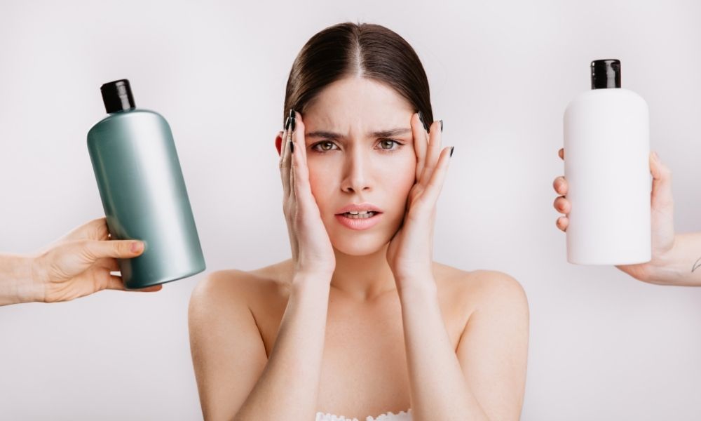 Dùng dầu gội không phù hợp có thể gây kích ứng và ngứa da đầu nghiêm trọng