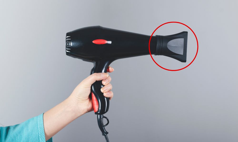 Đầu sấy hẹp có tác dụng tập trung luồng gió giúp sấy tóc nhanh hơn
