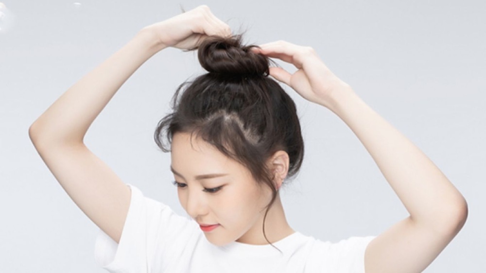 Búi tóc trước khi đi ngủ giúp tóc giữ độ phồng tự nhiên 